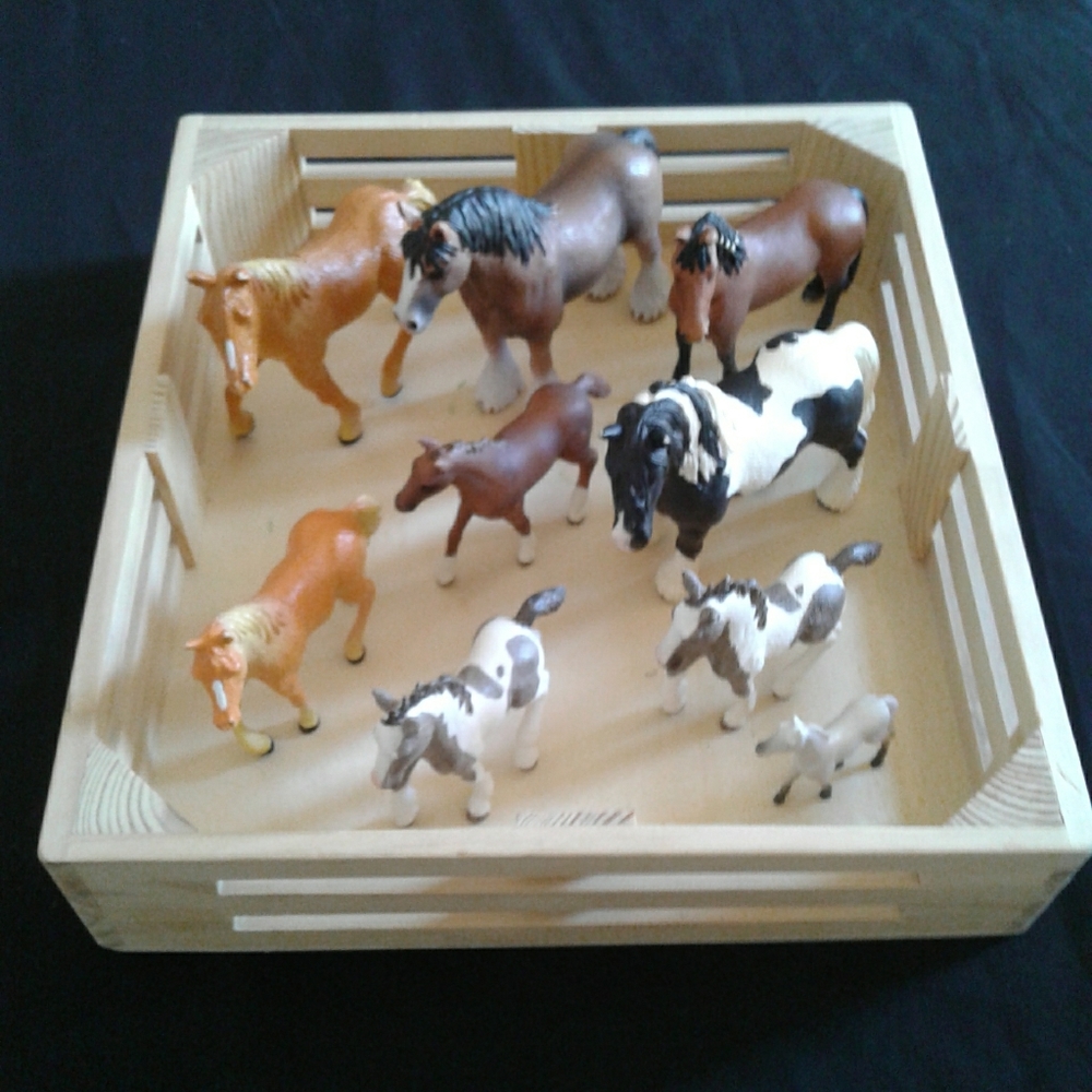 MELISSA & DOUG Wooden Corral 3+ Yrs Used W/Horses